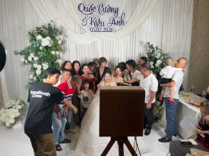Nhân viên DanaBooth setup và vận hành photobooth