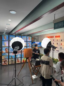 Khách chụp ảnh cùng photobooth tại sự kiện