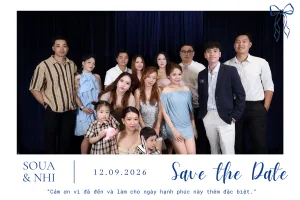 Bạn bè chụp ảnh cùng photobooth trong tiệc cưới