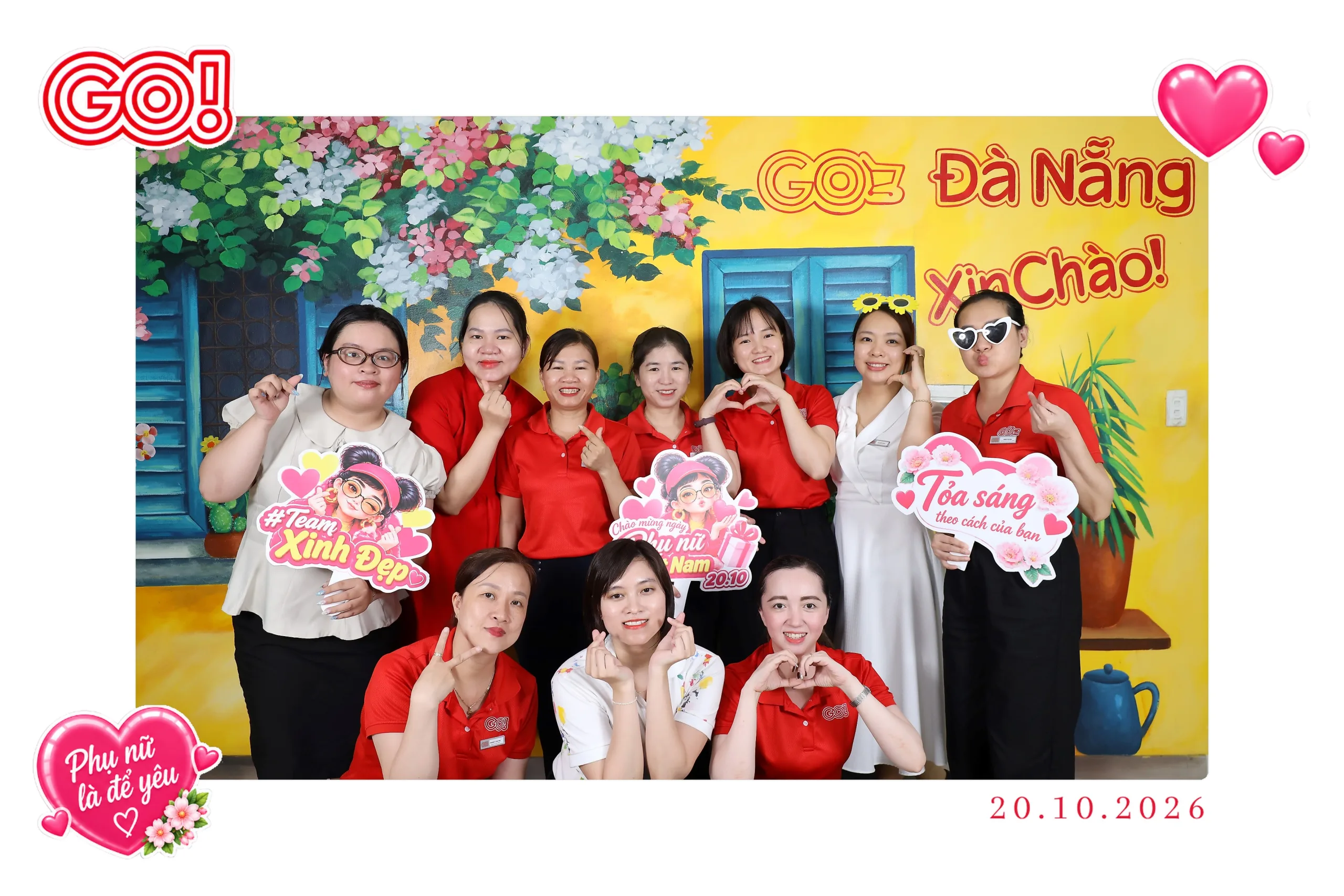 Khách tham dự chụp ảnh tại photobooth doanh nghiệp